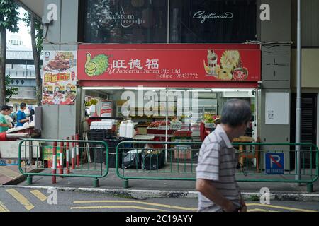 Tipico negozio d'angolo nel centro della città di Singapore in luce del giorno Foto Stock