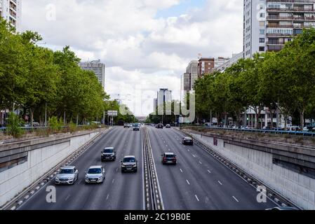 Madrid, Spagna - 12 giugno 2020: Paesaggio urbano con traffico pesante in viale Paseo de la Castellana. Ingresso al tunnel di Plaza de Castilla Foto Stock