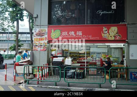 Tipico negozio d'angolo nel centro della città di Singapore in luce del giorno Foto Stock