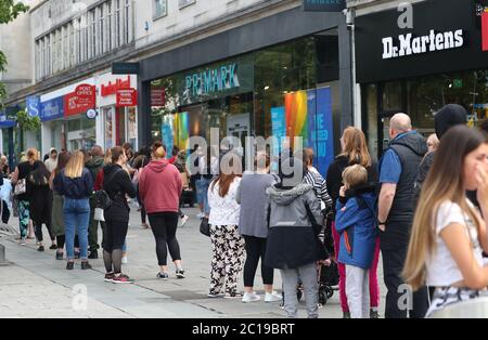 Southampton, Hampshire, Regno Unito 15 giugno 2020. La coda degli acquirenti intorno al blocco di Primark a Southampton riapre dopo la chiusura a causa di restrizioni sul coronavirus. Credit Stuart Martin/Alamy Live News Foto Stock