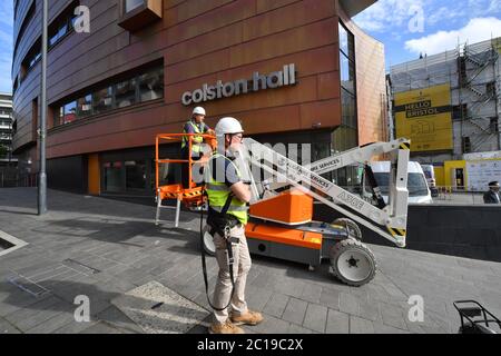 Appaltatori fuori del locale di musica di Bristol Colston Hall per la rimozione del nome del mercante del 17 ° secolo Edward Colston dalla sua segnaletica dopo una fila sul suo coinvolgimento nel commercio degli schiavi. Il luogo ha detto che il passaggio è stato "un passo sulla nostra strada per annunciare un nuovo nome per il luogo in autunno 2020". Foto Stock