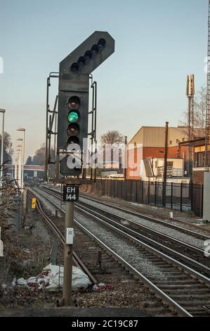 Hampshire, UK - 11 febbraio 2012: Un unico semaforo verde su un segnale ferroviario che indica che la pista che precede è chiara per il conducente. Ferrovia Foto Stock