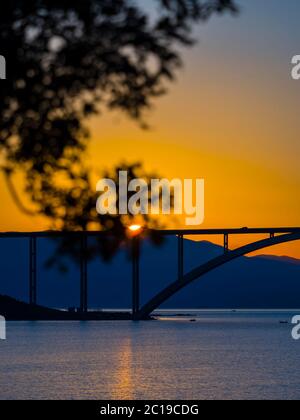 Tramonto paesaggio ponte continentale per isola Krk Croazia Foto Stock