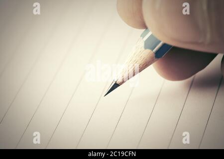 Voce maschile la scrittura a mano in notebook Foto Stock