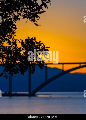Tramonto tramonto tramonto tramonto tramonto tramonto dusk paesaggio ponte continentale per l'isola di Krk Croazia Foto Stock