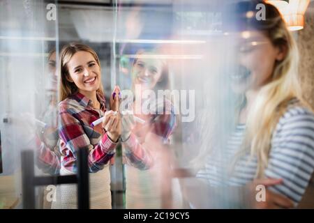 Soluzioni aziendali, tecnologia e concetto strategico. Colleghi che lavorano e lavorano in ufficio Foto Stock