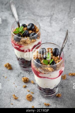 Due bicchieri di muesli con granola e mirtillo Foto Stock