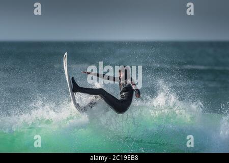 Spettacolare azione di surf selvaggia al Fistral di Newquay in Cornovaglia. Foto Stock