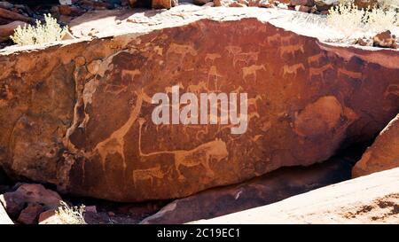 Petroglifici preistorici presso il sito archeologico di Twyfelfontein, Namibia Foto Stock