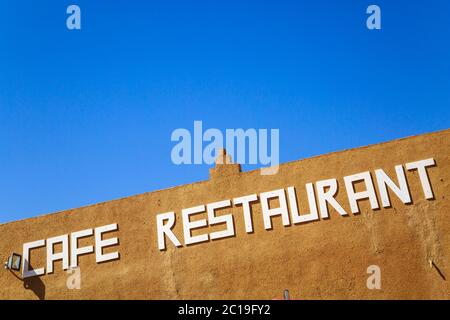 Cafe ristorante bordo su muro di mattoni Foto Stock