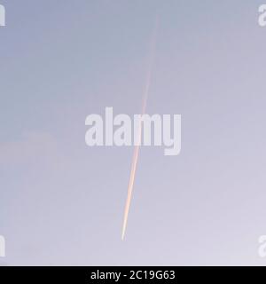 Square Frame Contrail da un aereo che sorvola il quartiere di South Jordan City Foto Stock