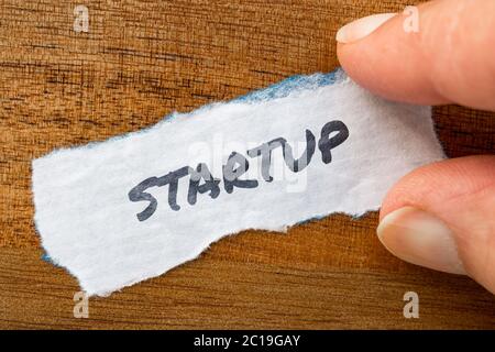 Avviare il concetto e il tema scritto su un vecchio documento su uno sfondo grunge Foto Stock