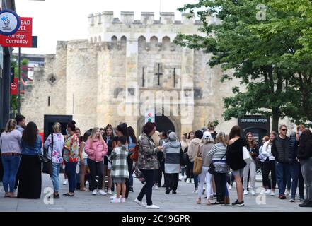 Southampton, Hampshire, Regno Unito 15 giugno 2020. Gli amanti dello shopping si trovano sulla strada principale di Southampton dopo che i negozi riaprono dopo la chiusura a causa di restrizioni del coronavirus. Credit Stuart Martin/Alamy Live News Foto Stock