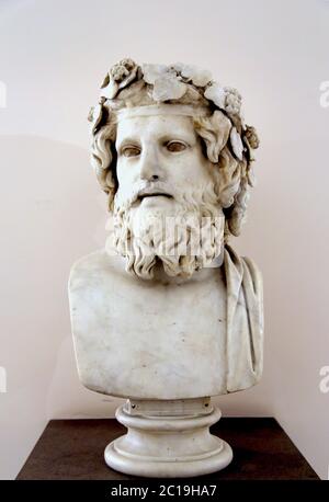 Dioniso, con bearded, coronato da uva e foglie. II secolo d.C. Busto di marmo romano. Museo Archeologico di Napoli. Foto Stock