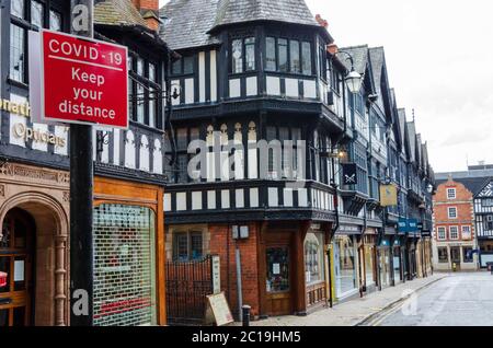 Chester, UK: 14 giu 2020: Una scena generale di strada del centro di Chester City che mostra alcune restrizioni di traffico e pedoni che sono state messe in atto t Foto Stock