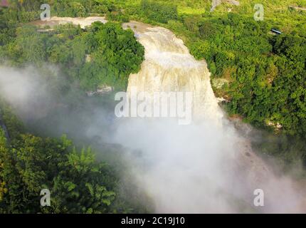 Anshun. 14 Giugno 2020. La foto aerea del 14 giugno 2020 mostra una vista della cascata Huangguoshu ad Anshun, provincia di Guizhou, nella Cina sud-occidentale. Credit: Yang Wenbin/Xinhua/Alamy Live News Foto Stock