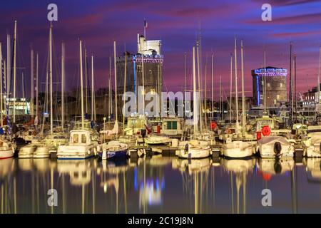 La Rochelle - Porto di notte con bellissimo tramonto Foto Stock