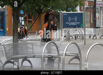 Loughborough, Leicestershire, Regno Unito. 15 giugno 2020. I lavoratori puliscono i mobili di strada come negozi non essenziali riaprono in Inghilterra dopo le restrizioni pandemiche di coronavirus blocco sono stati attenuati. Credit Darren Staples/Alamy Live News. Foto Stock