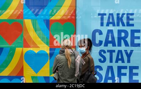 Loughborough, Leicestershire, Regno Unito. 15 giugno 2020. I clienti si accodano per entrare in un negozio di abbigliamento Primark, poiché i negozi non essenziali riaprono in Inghilterra dopo che le restrizioni di blocco pandemiche di coronavirus sono state attenuate. Credit Darren Staples/Alamy Live News. Foto Stock