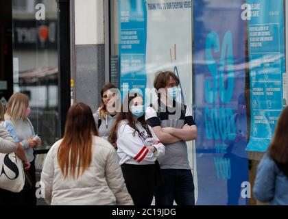 Loughborough, Leicestershire, Regno Unito. 15 giugno 2020. I clienti si accodano per entrare in un negozio di abbigliamento Primark, poiché i negozi non essenziali riaprono in Inghilterra dopo che le restrizioni di blocco pandemiche di coronavirus sono state attenuate. Credit Darren Staples/Alamy Live News. Foto Stock