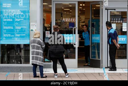 Loughborough, Leicestershire, Regno Unito. 15 giugno 2020. Le porte sono aperte in un negozio di abbigliamento Primark, in quanto i negozi non essenziali riaprono in Inghilterra dopo che le restrizioni di blocco pandemiche di coronavirus sono state attenuate. Credit Darren Staples/Alamy Live News. Foto Stock