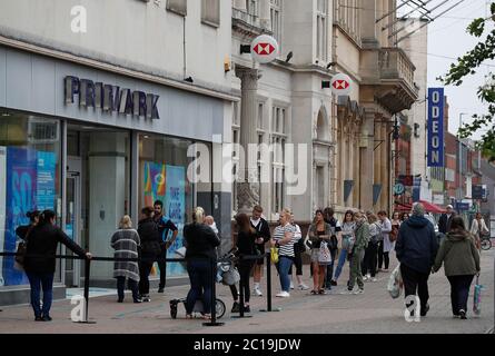 Loughborough, Leicestershire, Regno Unito. 15 giugno 2020. I clienti si accodano per entrare in un negozio di abbigliamento Primark, poiché i negozi non essenziali riaprono in Inghilterra dopo che le restrizioni di blocco pandemiche di coronavirus sono state attenuate. Credit Darren Staples/Alamy Live News. Foto Stock