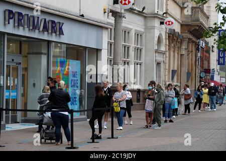 Loughborough, Leicestershire, Regno Unito. 15 giugno 2020. I clienti si accodano per entrare in un negozio di abbigliamento Primark, poiché i negozi non essenziali riaprono in Inghilterra dopo che le restrizioni di blocco pandemiche di coronavirus sono state attenuate. Credit Darren Staples/Alamy Live News. Foto Stock