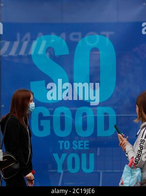 Loughborough, Leicestershire, Regno Unito. 15 giugno 2020. I clienti si accodano per entrare in un negozio di abbigliamento Primark, poiché i negozi non essenziali riaprono in Inghilterra dopo che le restrizioni di blocco pandemiche di coronavirus sono state attenuate. Credit Darren Staples/Alamy Live News. Foto Stock