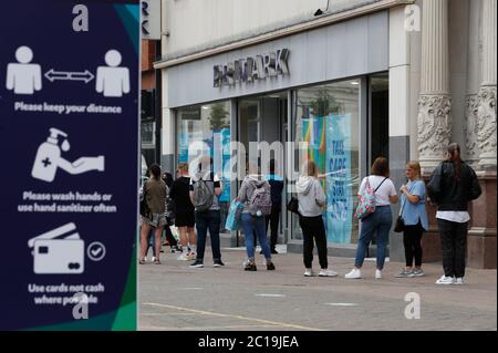 Loughborough, Leicestershire, Regno Unito. 15 giugno 2020. I clienti si accodano per entrare in un negozio di abbigliamento Primark, poiché i negozi non essenziali riaprono in Inghilterra dopo che le restrizioni di blocco pandemiche di coronavirus sono state attenuate. Credit Darren Staples/Alamy Live News. Foto Stock