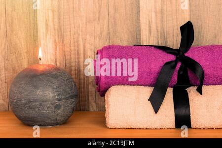 Asciugamani con candela decorativa. Concetto di benessere e benessere Beauty Spa. Foto Stock