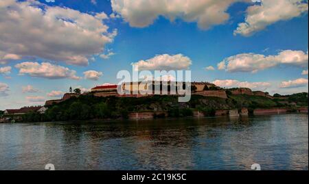 Vista panoramica sulla fortezza di Petrovaradin e sul fiume Danub a Novi Sad, Serbia Foto Stock