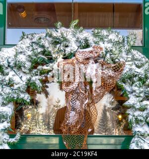 Corona verde di neve quadrata appesa alla parete di vetro di un edificio in Wasatch Mountains Foto Stock