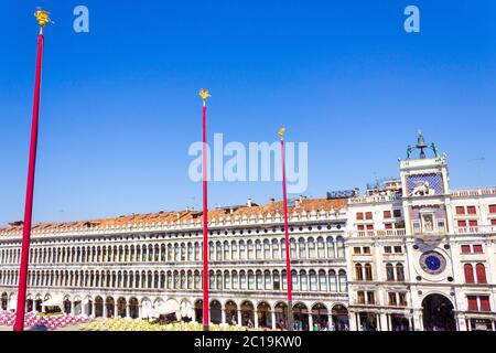 Edificio storico in`s piazza San Marco visto dal balcone della Basilica di San Marco`s, dalla Torre dell'Orologio di San Marco`s`e dalle Procuratie vecchie Foto Stock