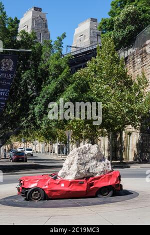 Opere d'arte pubbliche "Still Life with Stone and Car" di Jimmie Durham e vista verso il ponte Harbour, Hickson Road, Sydney, Australia Foto Stock