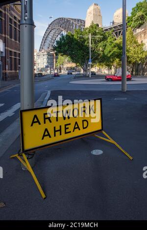 Opere d'arte pubbliche "Still Life with Stone and Car" di Jimmie Durham e vista verso il ponte Harbour, Hickson Road, Sydney, Australia Foto Stock