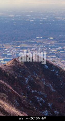 Cima verticale di montagna che si affaccia su Salt Lake City, Utah Foto Stock
