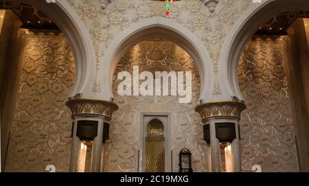 Dettagli di interno alla Moschea Sheikh Zayed , 99 nomi di Allah, Abu-Dhabi, Emirati Arabi Uniti Foto Stock