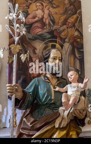 Statua di San Giuseppe padre adottivo che tiene figlio Gesù e gigli. Chiesa di Santa Maria di Loreto. Montenero Valcocchiara, Molise, Italia, Europa Foto Stock