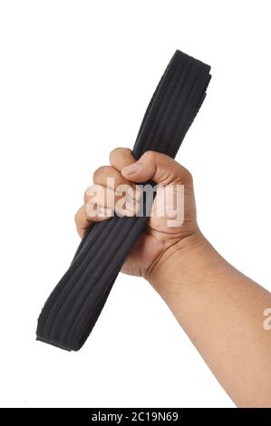 mani maschili che tengono una cintura nera di arti marziali Foto Stock