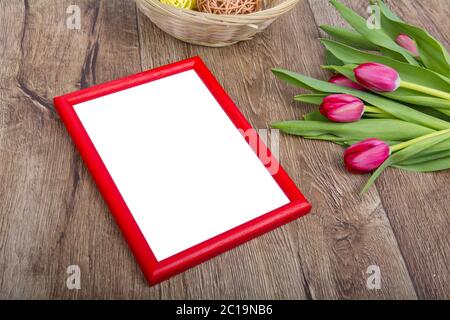 Red photo frame e tulipani su un tavolo di legno Foto Stock
