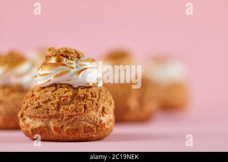 Gustosi cupcake dolci su sfondo rosa Foto Stock