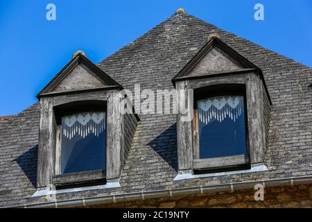 facciata esterna e tetto in ardesia di una tipica casa bretone Foto Stock