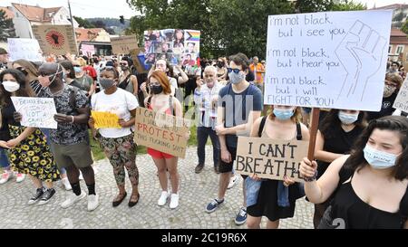 Circa 300 persone si sono unite a un incontro di protesta contro la polizia e la violenza razziale negli Stati Uniti e in altre parti del mondo nel centro di Praga, nella Repubblica Ceca, il 13 giugno 2020, con i manifestanti, soprattutto giovani e stranieri, come in un precedente raduno di protesta della scorsa settimana. Dopo i discorsi di apertura in Piazza Klarov, i partecipanti si sono trasferiti nella vicina sede dell'ambasciata degli Stati Uniti, davanti alla quale hanno osservato un minuto di silenzio in omaggio alle vittime del razzismo. La protesta è stata condotta congiuntamente da diversi gruppi e movimenti in solidarietà con i seguaci delle vite nere M. Foto Stock