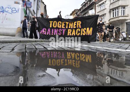 Circa 300 persone si sono unite a un incontro di protesta contro la polizia e la violenza razziale negli Stati Uniti e in altre parti del mondo nel centro di Praga, nella Repubblica Ceca, il 13 giugno 2020, con i manifestanti, soprattutto giovani e stranieri, come in un precedente raduno di protesta della scorsa settimana. Dopo i discorsi di apertura in Piazza Klarov, i partecipanti si sono trasferiti nella vicina sede dell'ambasciata degli Stati Uniti, davanti alla quale hanno osservato un minuto di silenzio in omaggio alle vittime del razzismo. La protesta è stata condotta congiuntamente da diversi gruppi e movimenti in solidarietà con i seguaci delle vite nere M. Foto Stock