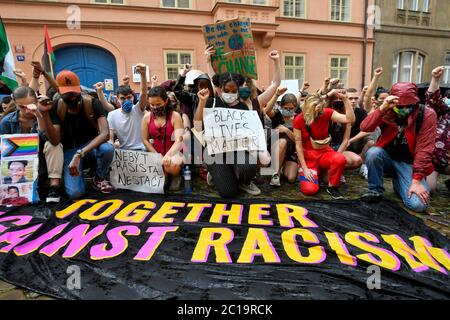 Circa 300 persone si sono unite a un incontro di protesta contro la polizia e la violenza razziale negli Stati Uniti e in altre parti del mondo nel centro di Praga, nella Repubblica Ceca, il 13 giugno 2020, con i manifestanti, soprattutto giovani e stranieri, come in un precedente raduno di protesta della scorsa settimana. Dopo i discorsi di apertura in Piazza Klarov, i partecipanti si sono trasferiti nella vicina sede dell'ambasciata degli Stati Uniti, davanti alla quale hanno osservato un minuto di silenzio in omaggio alle vittime del razzismo. La protesta è stata condotta congiuntamente da diversi gruppi e movimenti in solidarietà con i seguaci delle vite nere M. Foto Stock