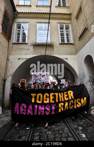 Circa 300 persone si sono unite a un incontro di protesta contro la polizia e la violenza razziale negli Stati Uniti e in altre parti del mondo nel centro di Praga, nella Repubblica Ceca, il 13 giugno 2020, con i manifestanti, soprattutto giovani e stranieri, come in un precedente raduno di protesta della scorsa settimana. Dopo i discorsi di apertura in Piazza Klarov, i partecipanti si sono trasferiti nella vicina sede dell'ambasciata degli Stati Uniti, davanti alla quale hanno osservato un minuto di silenzio in omaggio alle vittime del razzismo. La protesta è stata condotta congiuntamente da diversi gruppi e movimenti in solidarietà con i seguaci delle vite nere M. Foto Stock