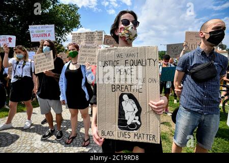 Circa 300 persone si sono unite a un incontro di protesta contro la polizia e la violenza razziale negli Stati Uniti e in altre parti del mondo nel centro di Praga, nella Repubblica Ceca, il 13 giugno 2020, con i manifestanti, soprattutto giovani e stranieri, come in un precedente raduno di protesta della scorsa settimana. Dopo i discorsi di apertura in Piazza Klarov, i partecipanti si sono trasferiti nella vicina sede dell'ambasciata degli Stati Uniti, davanti alla quale hanno osservato un minuto di silenzio in omaggio alle vittime del razzismo. La protesta è stata condotta congiuntamente da diversi gruppi e movimenti in solidarietà con i seguaci delle vite nere M. Foto Stock