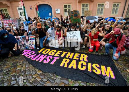 Circa 300 persone si sono unite a un incontro di protesta contro la polizia e la violenza razziale negli Stati Uniti e in altre parti del mondo nel centro di Praga, nella Repubblica Ceca, il 13 giugno 2020, con i manifestanti, soprattutto giovani e stranieri, come in un precedente raduno di protesta della scorsa settimana. Dopo i discorsi di apertura in Piazza Klarov, i partecipanti si sono trasferiti nella vicina sede dell'ambasciata degli Stati Uniti, davanti alla quale hanno osservato un minuto di silenzio in omaggio alle vittime del razzismo. La protesta è stata condotta congiuntamente da diversi gruppi e movimenti in solidarietà con i seguaci delle vite nere M. Foto Stock