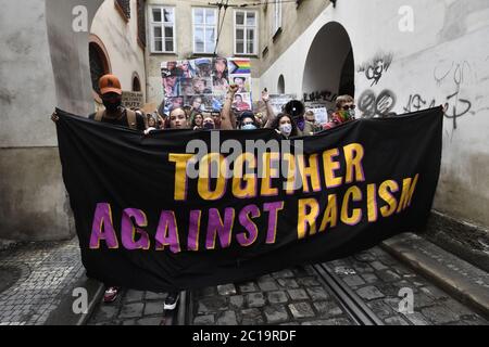 Circa 300 persone si sono unite a un incontro di protesta contro la polizia e la violenza razziale negli Stati Uniti e in altre parti del mondo nel centro di Praga, nella Repubblica Ceca, il 13 giugno 2020, con i manifestanti, soprattutto giovani e stranieri, come in un precedente raduno di protesta della scorsa settimana. Dopo i discorsi di apertura in Piazza Klarov, i partecipanti si sono trasferiti nella vicina sede dell'ambasciata degli Stati Uniti, davanti alla quale hanno osservato un minuto di silenzio in omaggio alle vittime del razzismo. La protesta è stata condotta congiuntamente da diversi gruppi e movimenti in solidarietà con i seguaci delle vite nere M. Foto Stock