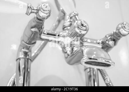 Rubinetto d'acqua in stile retrò in bagno in Francia. Foto Stock
